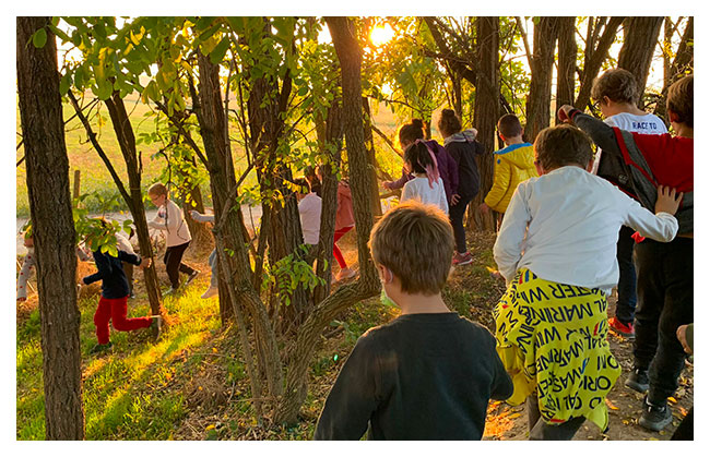 bambini che giocano alla cascina creativa